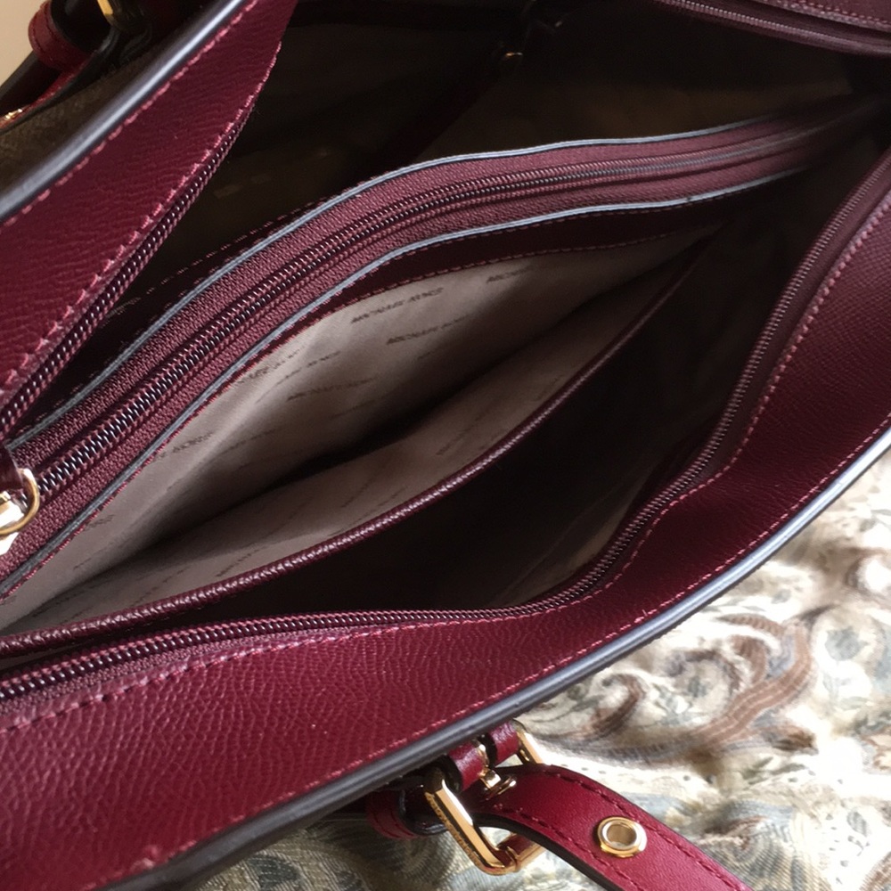 Brand new Michael kors adorable hand bag - Picture 9 of 9